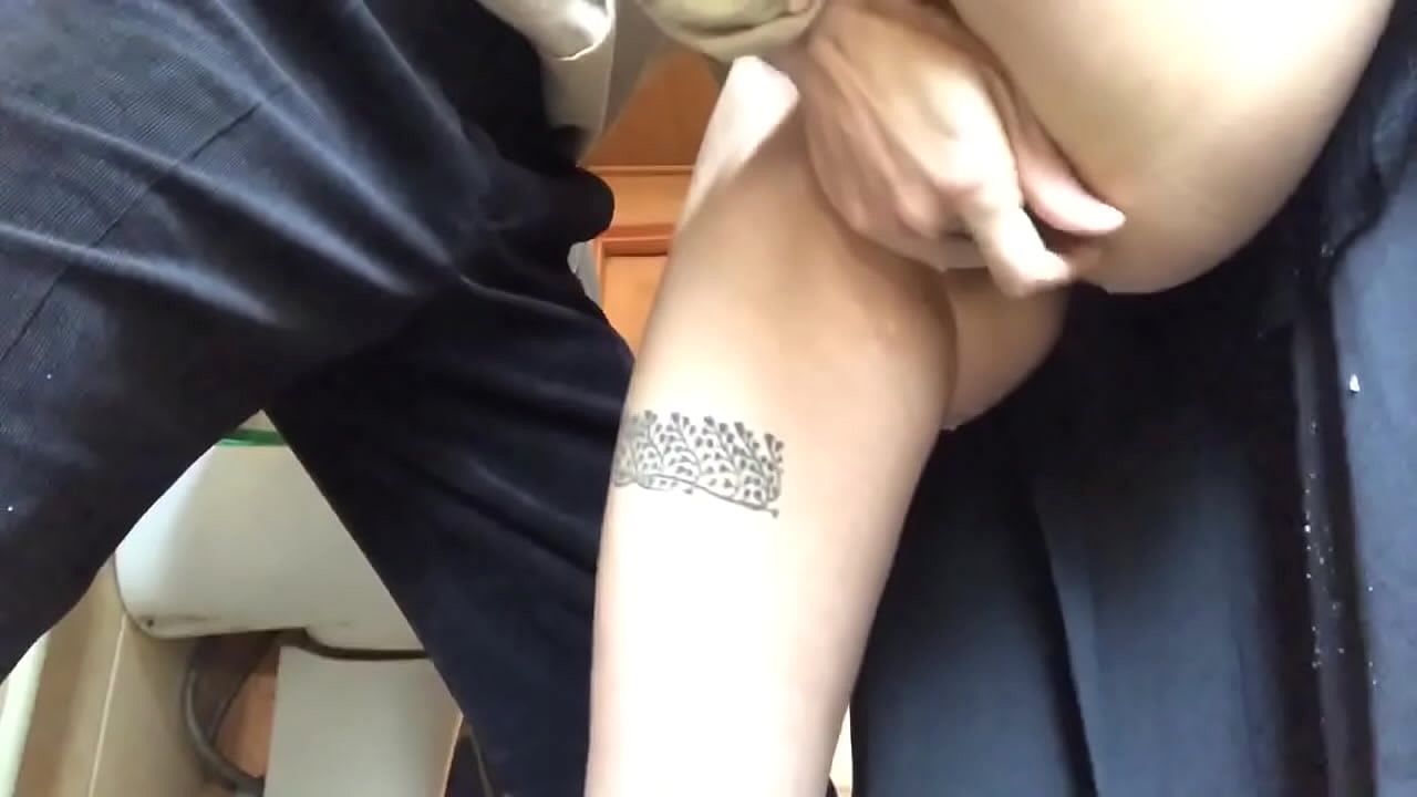 Sprëtzen an d'Schoulbuedem, e richtege schaumend Orgasmus - mäi Schoulmeeschter huet säi Bescht gemaach